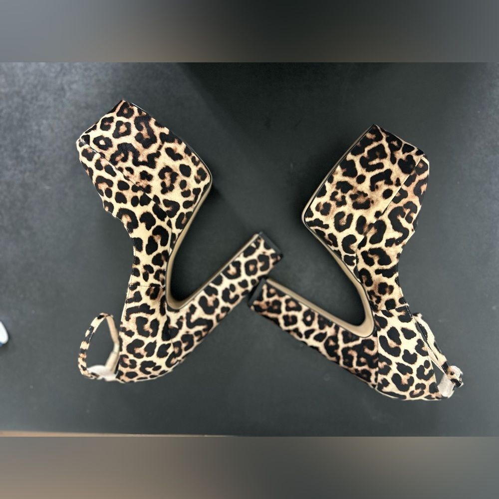 Steve Madden leopard velvet ankle strap platform pumps Size 10 - Picture 7 of 11